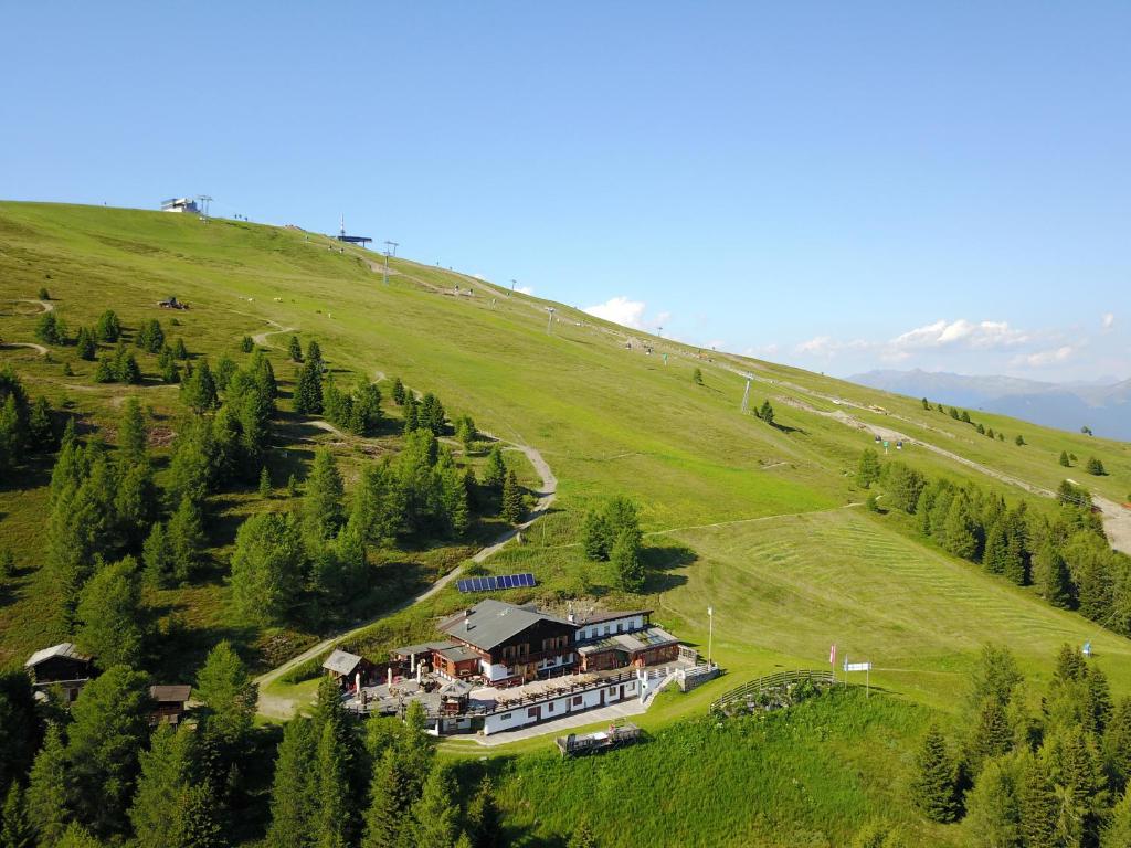 圣维吉利奥Rifugio Graziani Hütte的山丘上大房子的空中景色