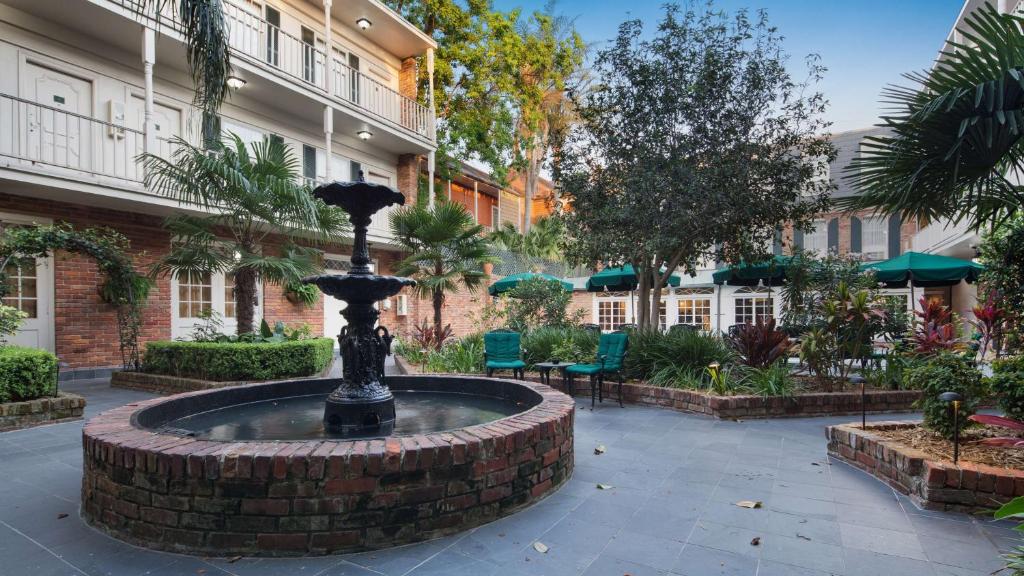 新奥尔良Best Western Plus French Quarter Courtyard Hotel的建筑物庭院中的喷泉