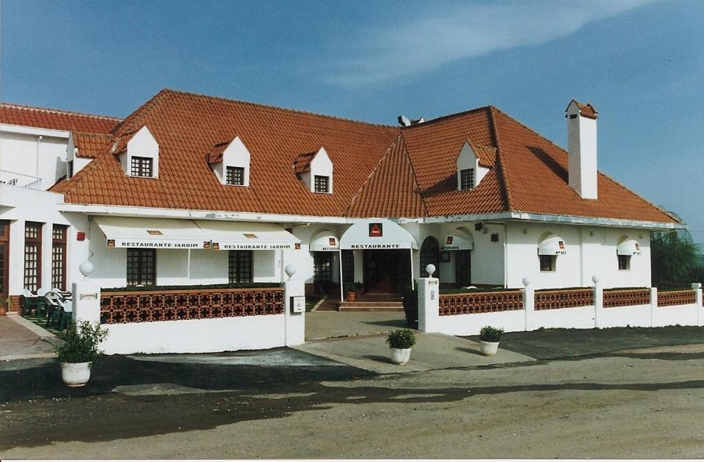 埃尔瓦斯杰丁酒店的一座大型白色房屋,设有红色屋顶