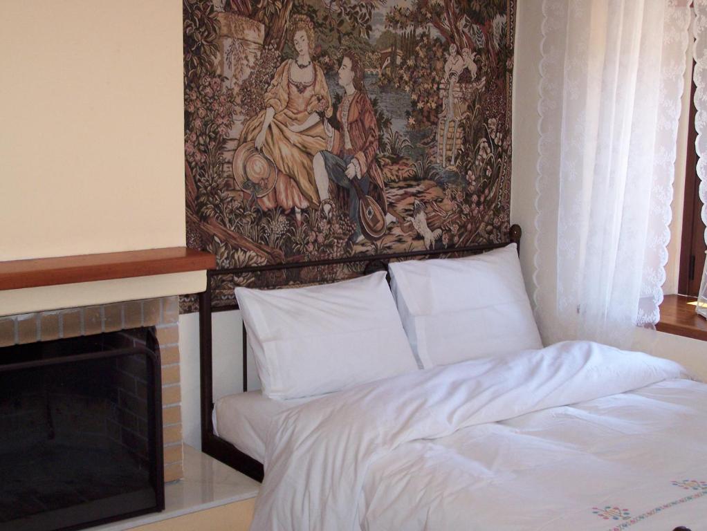 斯特姆尼察Diavatiko的墙上挂着挂毯的房间的一张床位