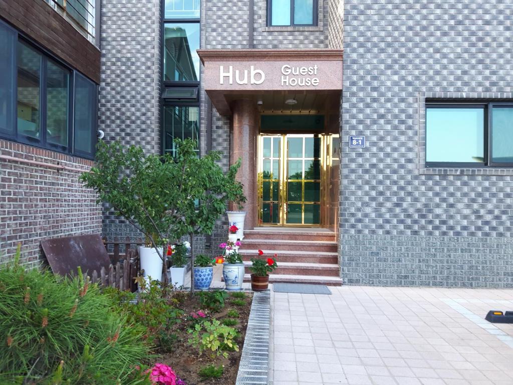 仁川市哈布旅馆的砖砌建筑的前门