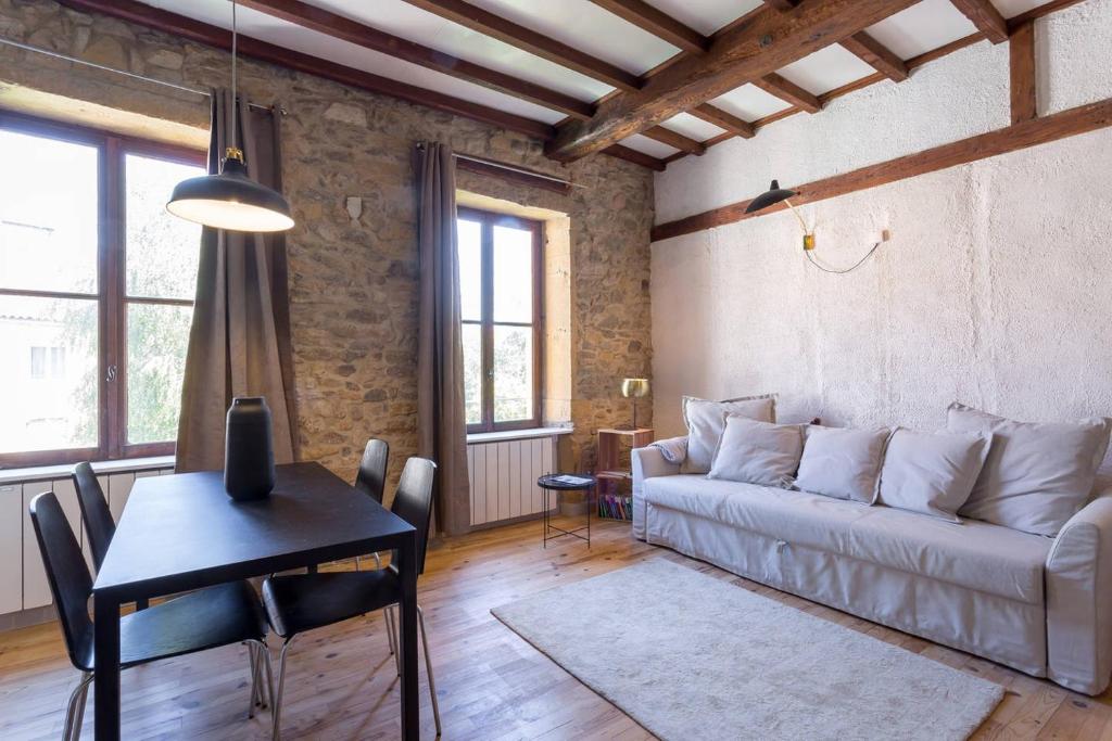 里昂里昂老城高地公寓的客厅配有沙发和桌子
