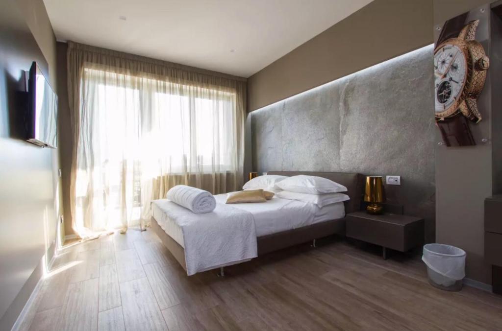 贝加莫吉内瓦客房酒店的一间卧室设有一张床和一个大窗户