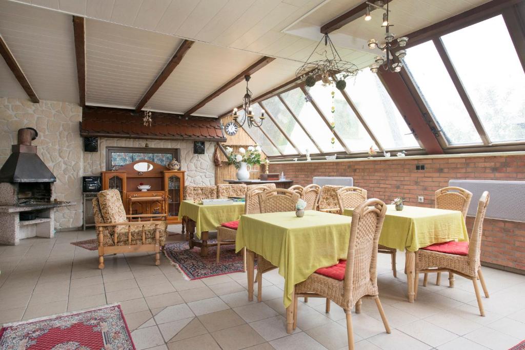 米德尔哈根米德尔哈根黛琪格拉芙旅馆的一间带桌椅和壁炉的用餐室