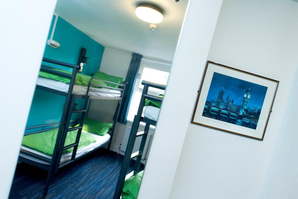 伦敦YHA伦敦泰晤士河畔酒店的客房设有双层床和镜子。