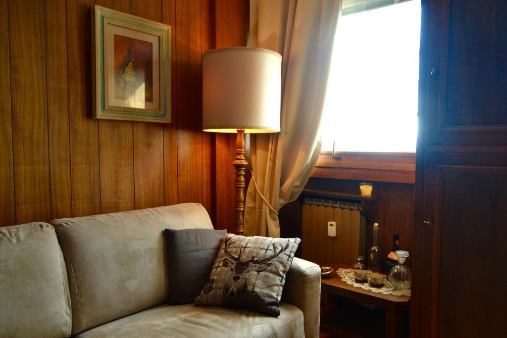布勒伊-切尔维尼亚Golf & SKI studio的带沙发和台灯的客厅