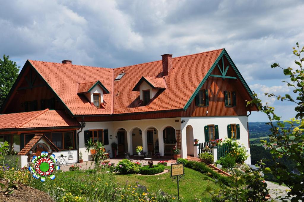 菲尔斯滕费尔德附近洛伊佩尔斯多夫Gmiatliche Stubm的一座红色屋顶的大房子