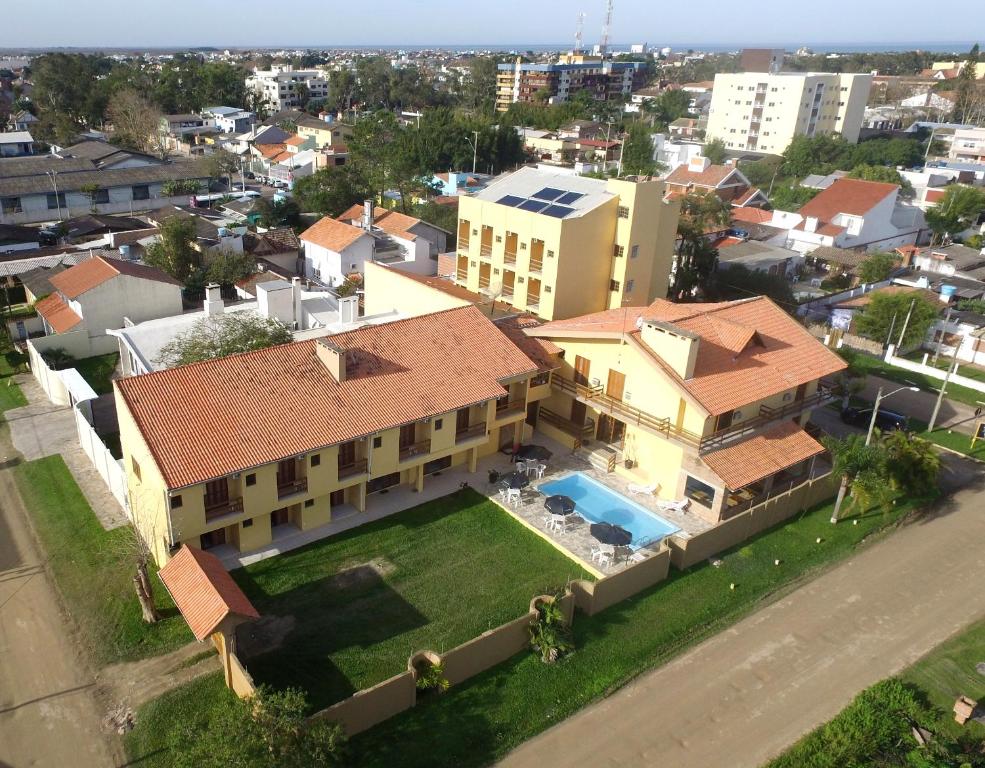 里奥格兰德波萨达伊斯奎纳度索尔酒店的享有带庭院的房屋的空中景致