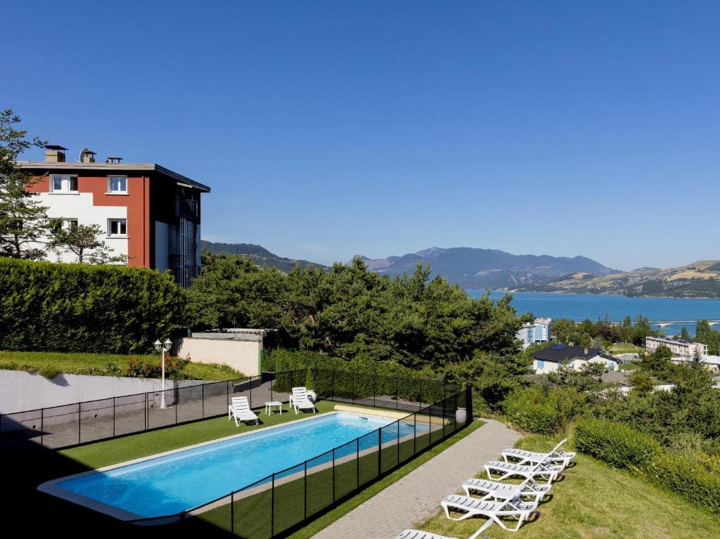 塞威恩罗格斯艾登拉克酒店的享有带躺椅的游泳池的景色