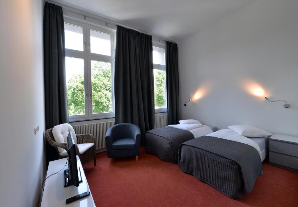 亚琛派克公寓的酒店客房设有两张床和窗户。