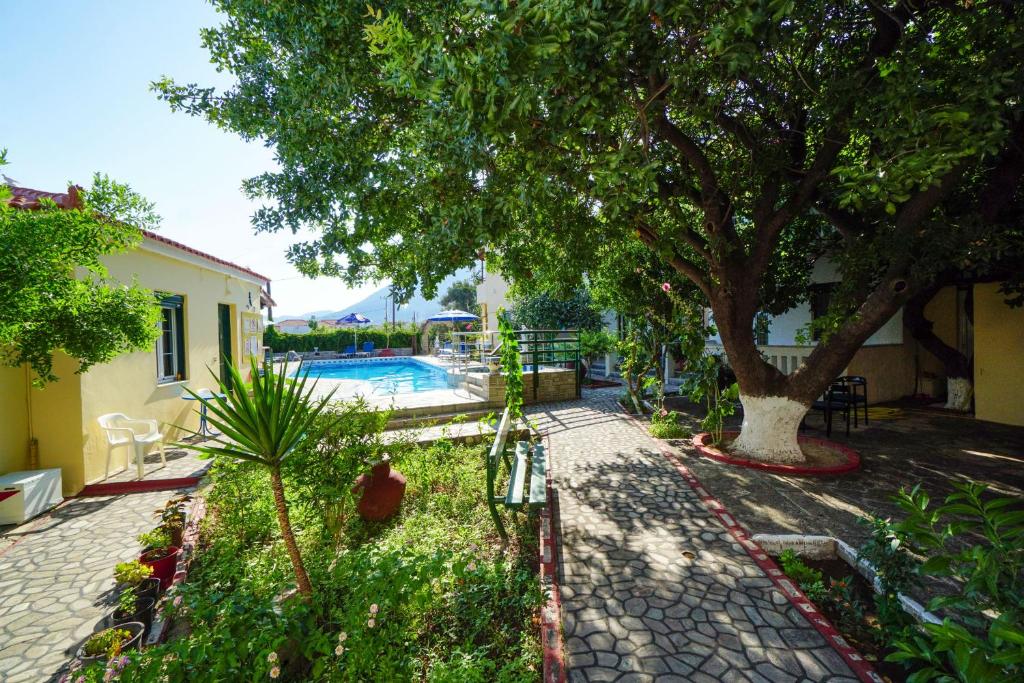 马拉松坎博斯阿尔巴特洛斯公寓的一个带游泳池和树的花园