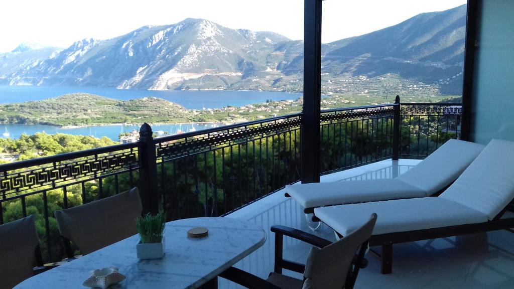 古厄庇道鲁斯AKRON Luxury Holidays的享有湖泊和山脉美景的阳台。
