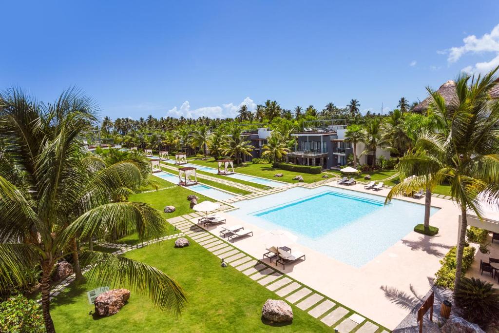 拉斯特拉纳斯Apartment in Sublime Samana Résidence的棕榈树度假村泳池的空中景致