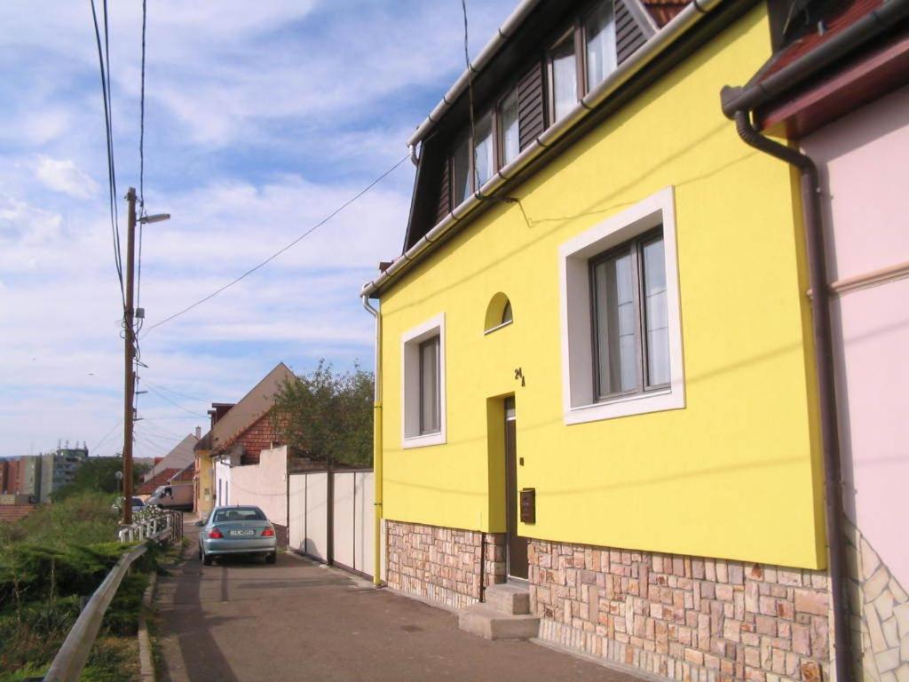 埃格尔Burg Eger的街道边的黄色房子