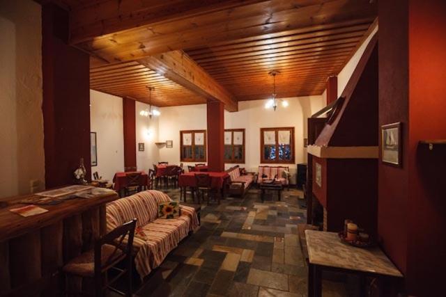 扎戈拉罗西斯旅馆的带沙发的客厅和用餐室