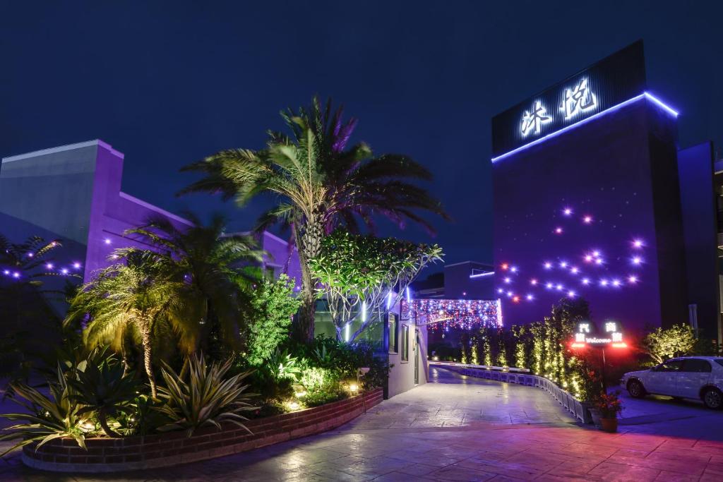 草屯镇沐悦时尚精品旅馆的享有带圣诞灯的建筑的夜景
