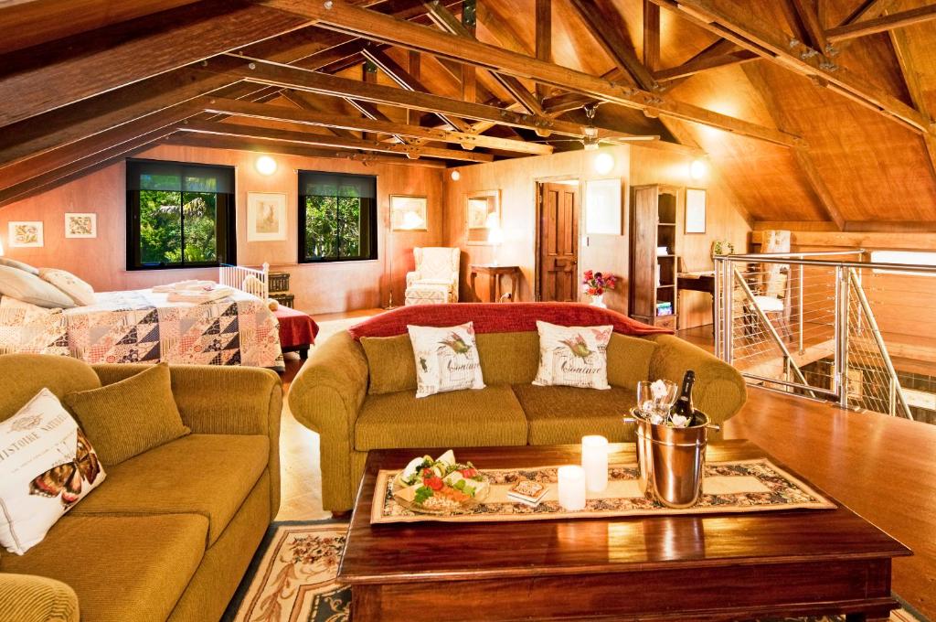 谭伯连山云山庄园负鼠山林小屋的客厅配有沙发和桌子