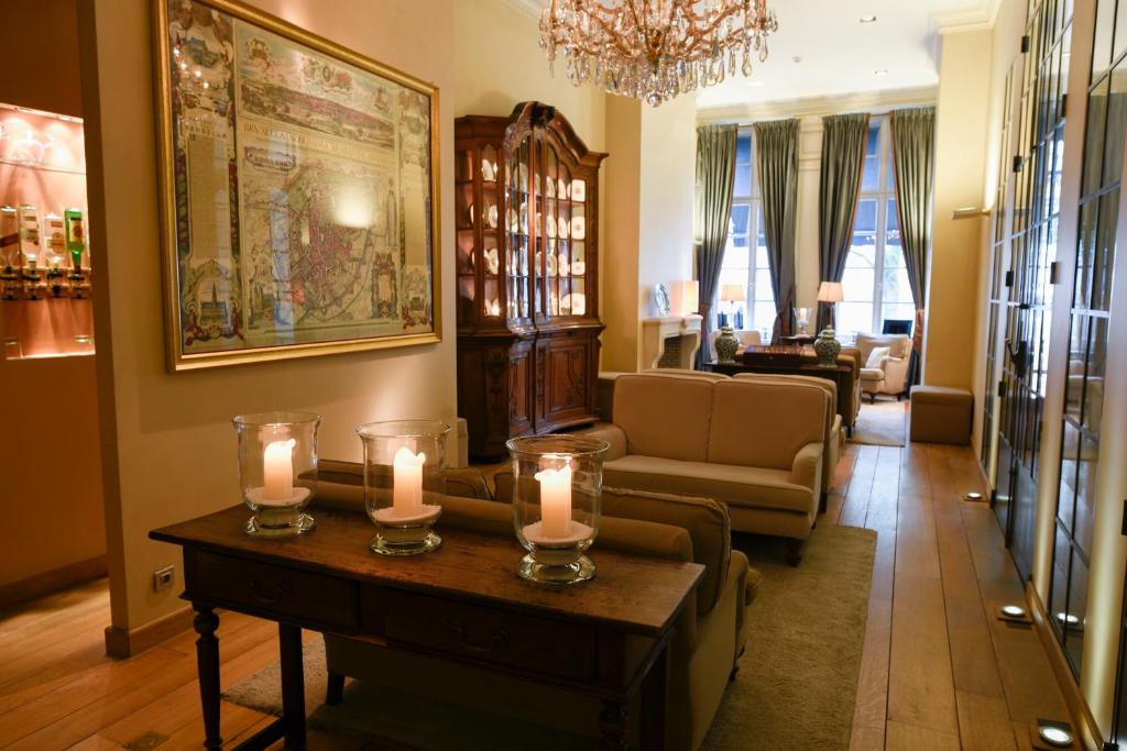 布鲁塞尔迪赛皮蒂姆酒店的客厅,桌子上放着两根蜡烛
