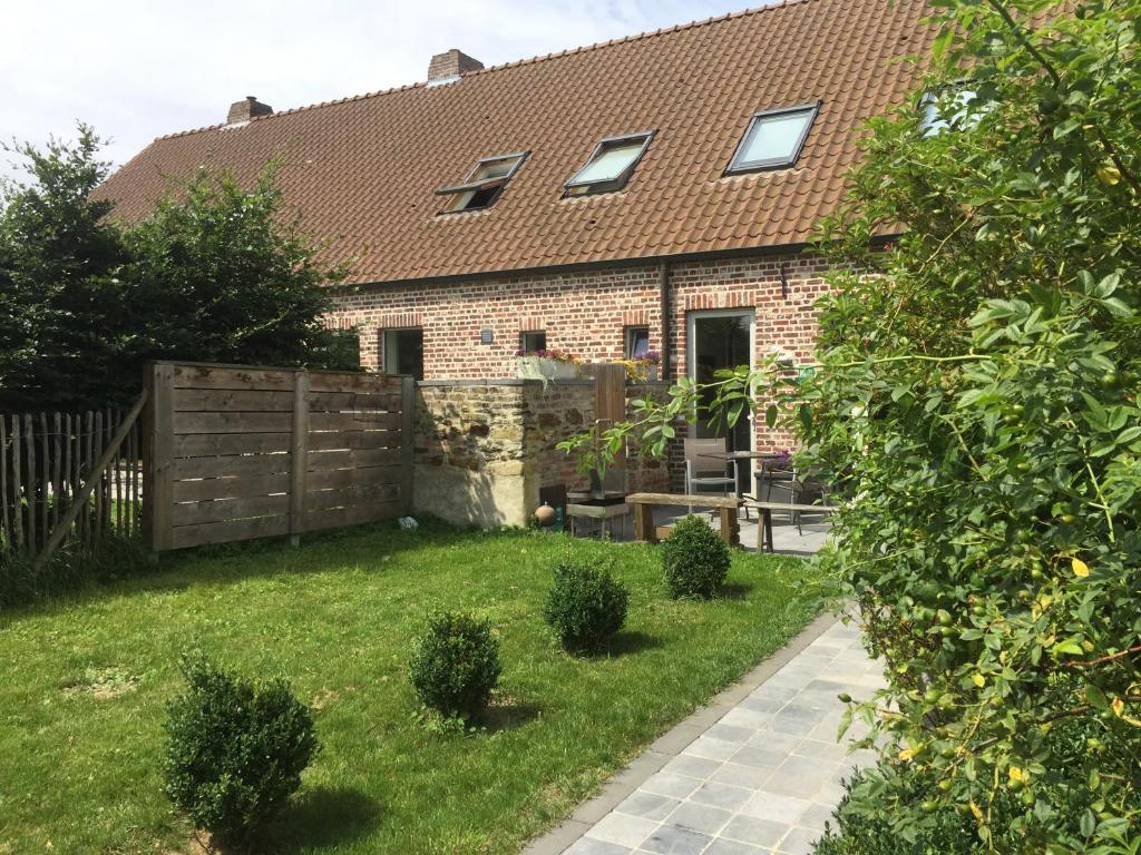 霍尔斯贝克Luttelkolen的砖屋,有栅栏和院子