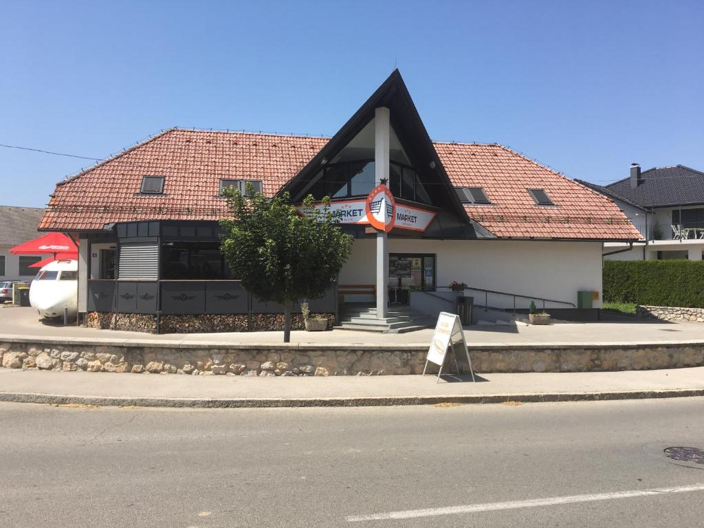 Zgornji BrnjikApartments Avio的前面有标志的建筑
