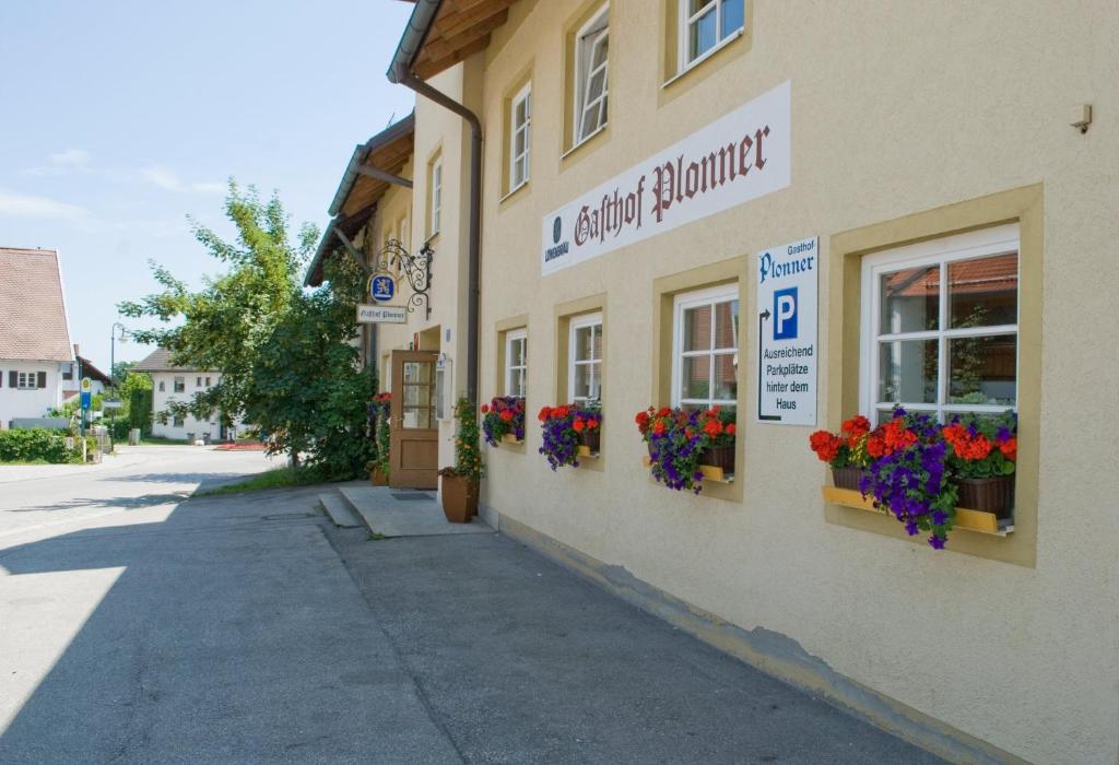 韦斯灵Il Plonner - Hotel Restaurant Biergarten的花盒旁边的建筑
