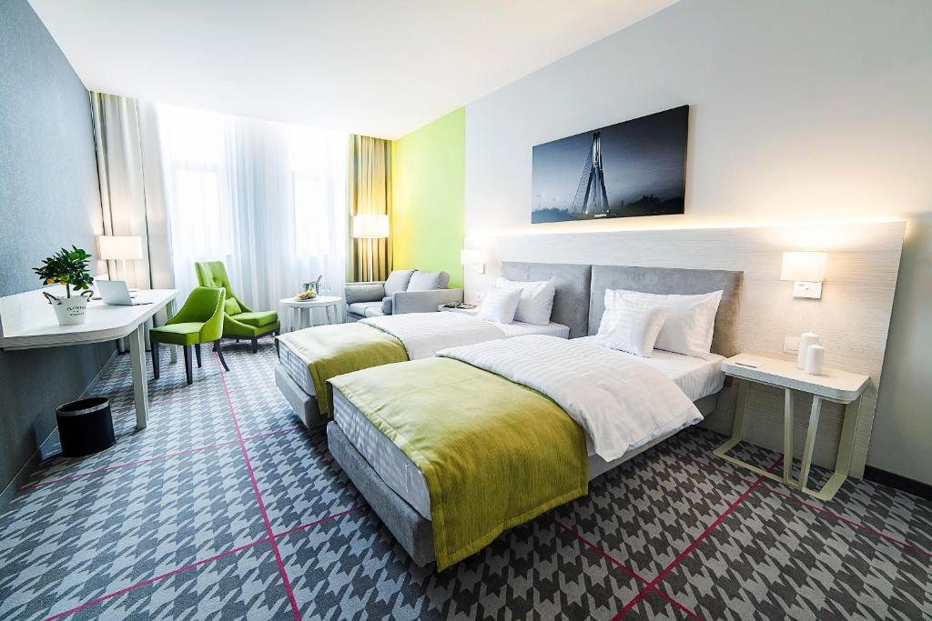 热舒夫大都会酒店的酒店客房配有两张床和一张书桌