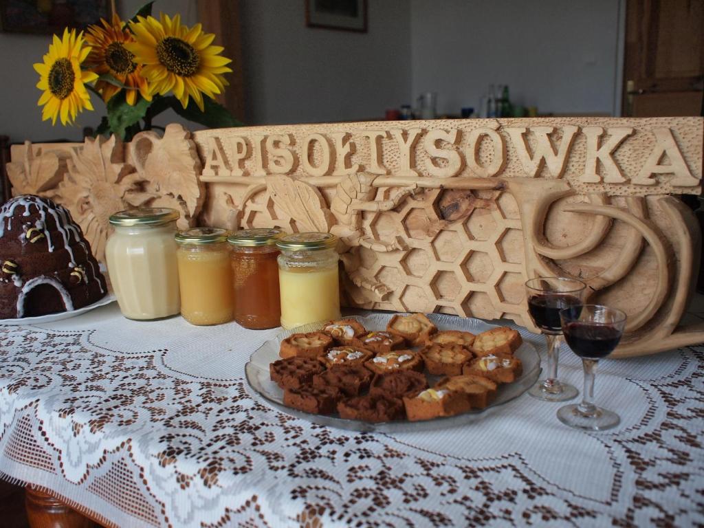 PowązkiApisoltysowka的一张桌子,上面放着一盘食物和酒杯