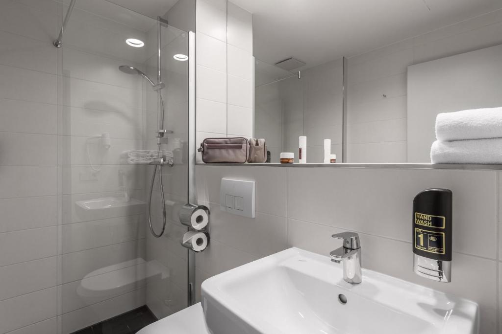 Forst西布赫萨尔瑟维斯酒店的白色的浴室设有水槽和淋浴。