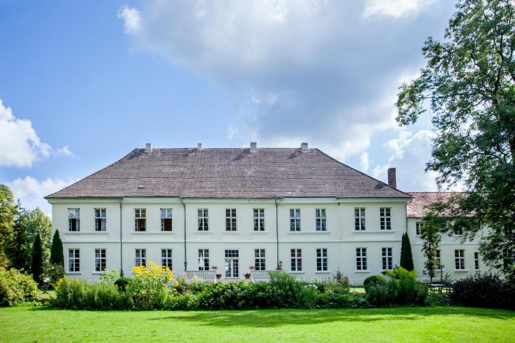 Behren-LübchinHerrenhaus Samow的白色的大房子,有灰色的屋顶