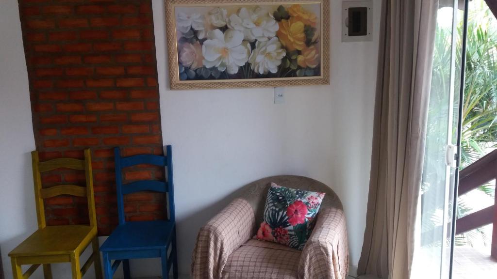 佩尼亚Apart Luis的客厅配有两把椅子和墙上的照片