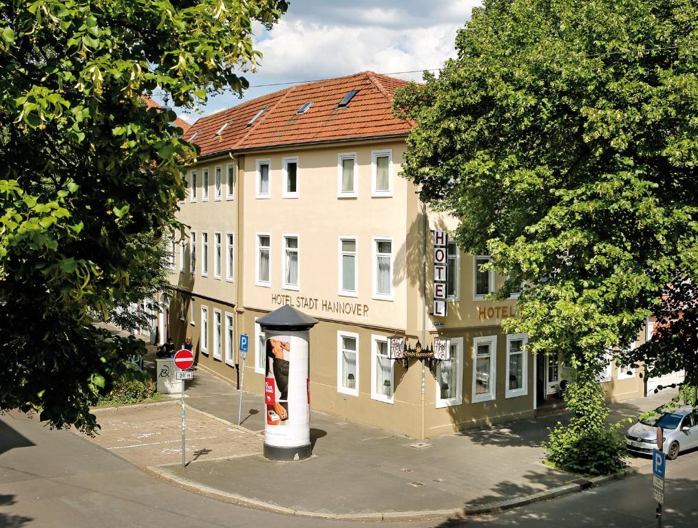哥廷根汉诺威斯塔德特酒店的前面有一个公共汽车站的建筑