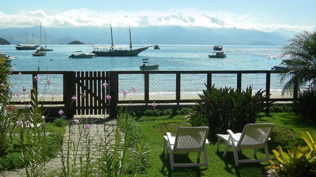 阿布拉奥安克拉多罗旅馆的享有海滩和水中船只的景色
