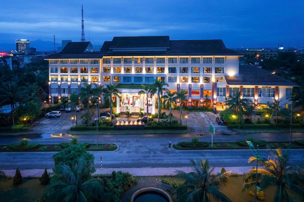 洞海西贡广平酒店的一座在晚上设有庭院的大建筑