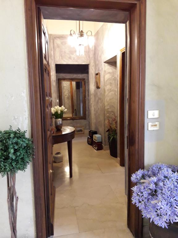 比耶拉奇亚拉住宿加早餐旅馆的走廊,门通往鲜花盛开的房间