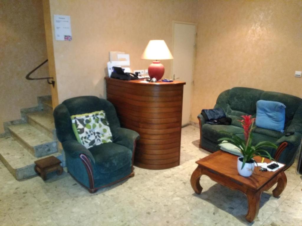 沙纳克Hotel Lou Cantou的客厅配有两把椅子和一张桌子