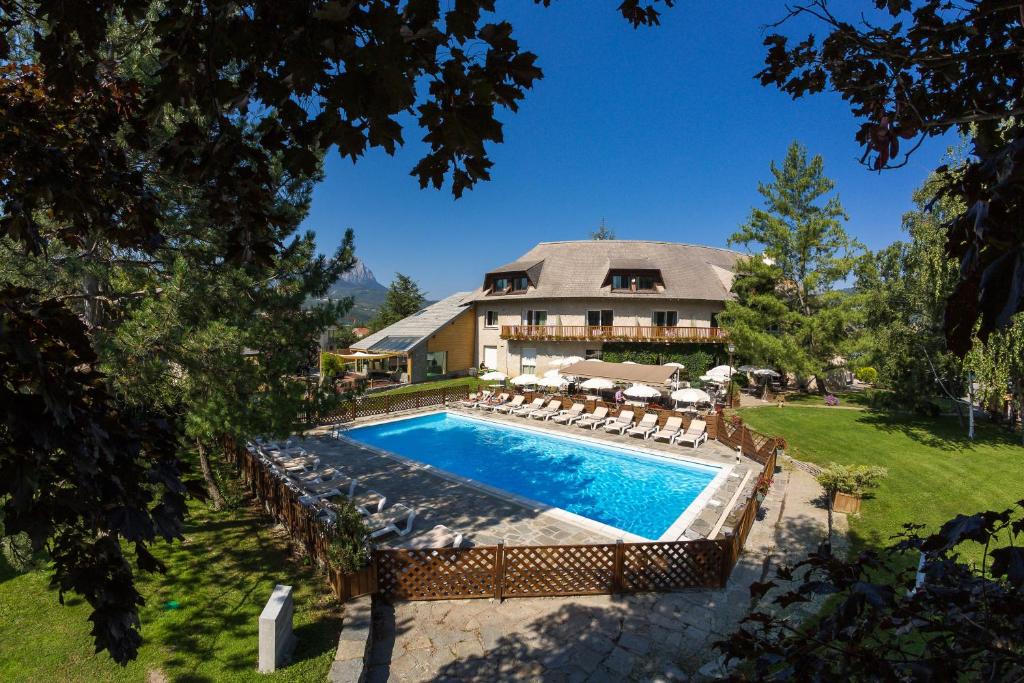 克洛茨巴塔维勒酒店及Spa的享有带游泳池的房屋的空中景致