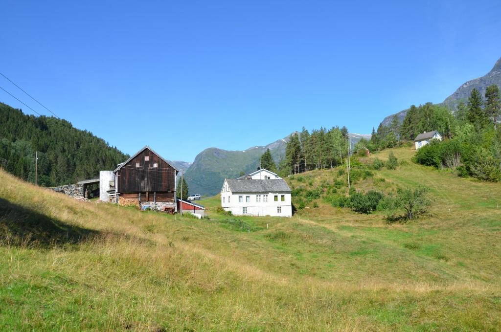 MindresundeTunold Gård - Gamle huset的田野上山丘上的一群房子