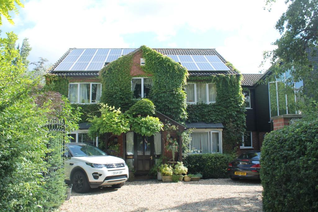 伊利Pear Tree House Studio的顶部设有太阳能电池板的房子