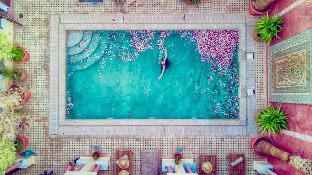 乌季达Riad Adahab的游泳池的顶部景色,水面上设有冲浪者