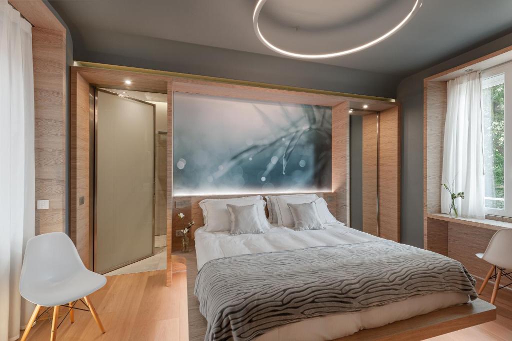 维罗纳维罗纳空调套房旅馆的卧室配有一张床,墙上挂着一幅大画