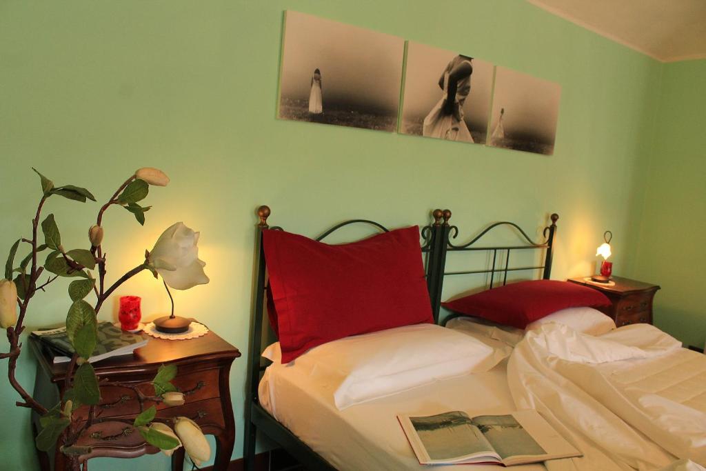 Roppolo月亮住宿加早餐旅馆的一间卧室配有一张床和一张植物桌子