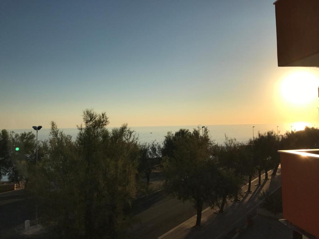 莫诺波利Il Mare di Giò的日落时分从大楼欣赏海景