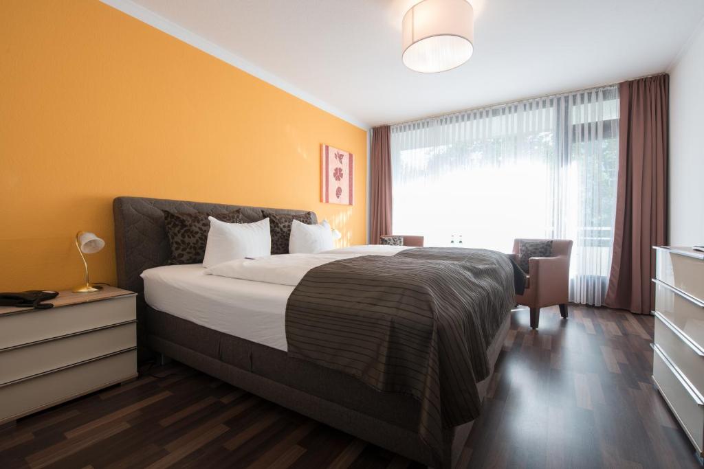 巴特萨尔茨乌夫伦Hotel Joh的一间卧室设有一张大床和一个窗户。