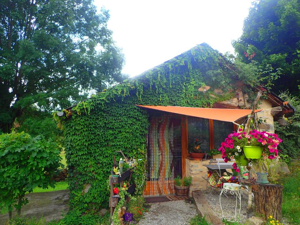 Saint-LéonsMas de La Boheme - L'Hermet的一座带橙色花卉屋顶的小房子