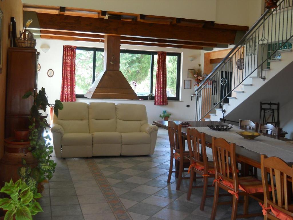 帕蒂西亚拉莫拉住宿加早餐旅馆的客厅配有沙发和桌椅