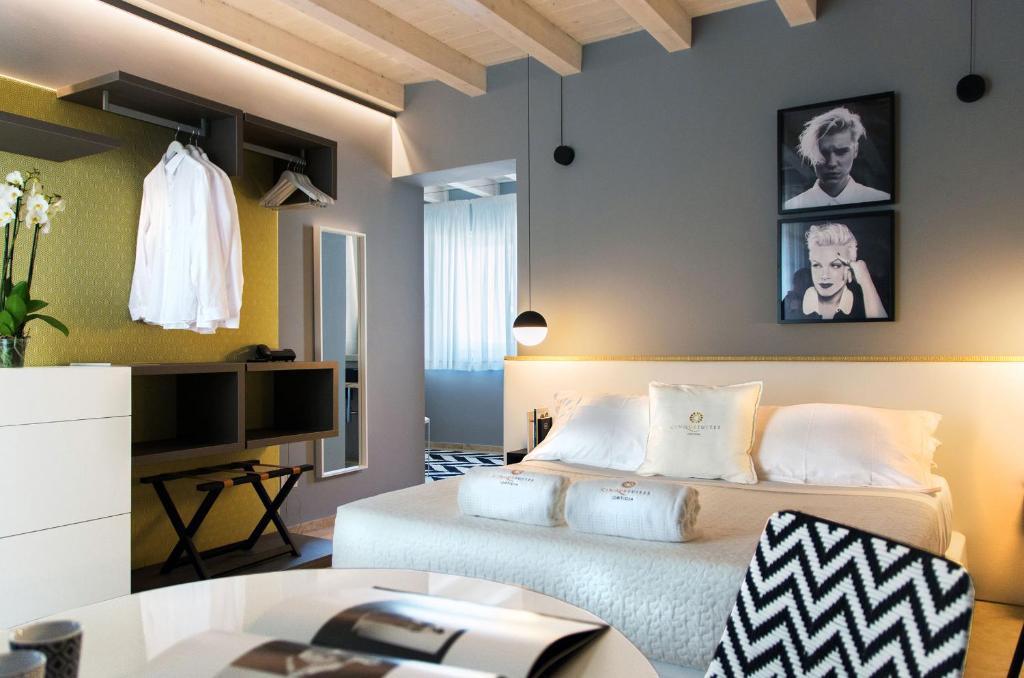 锡拉库扎CinqueSuites Ortigia的一间卧室设有一张床和一间客厅。