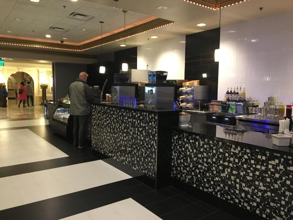 德洛瑟柯斯瑟柯斯里诺酒店餐厅或其他用餐的地方
