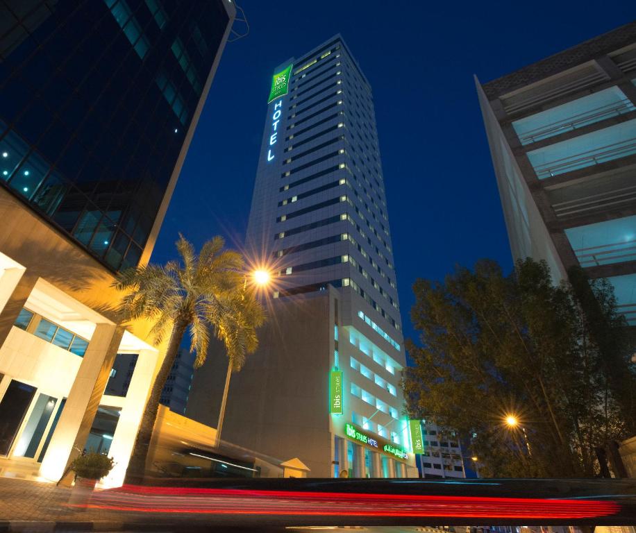 麦纳麦ibis Styles Manama Diplomatic Area的夜晚在城市的高楼