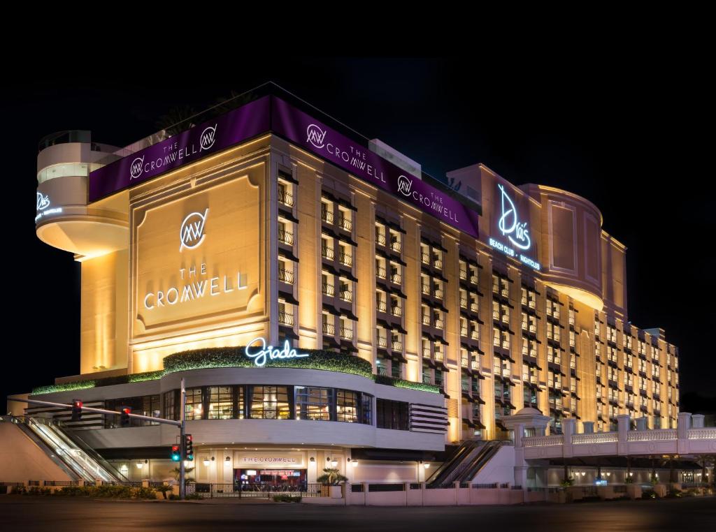 拉斯维加斯克伦威尔赌场酒店的一座在晚上有灯的大建筑
