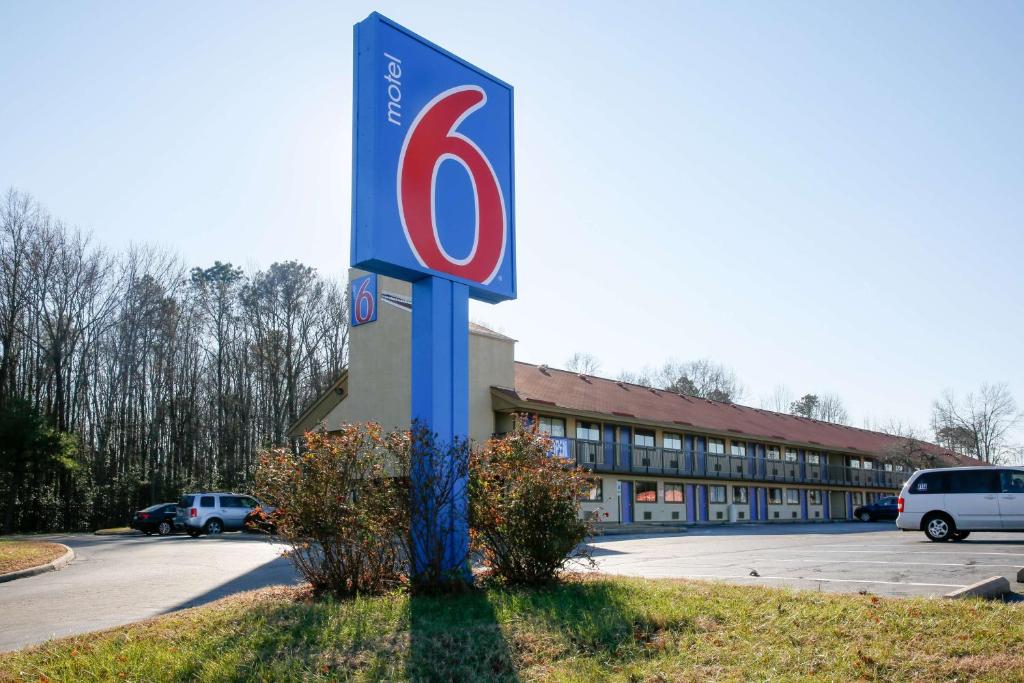 里士满Motel 6-Richmond, VA - Midlothian Turnpike的建筑物前的加油站标志